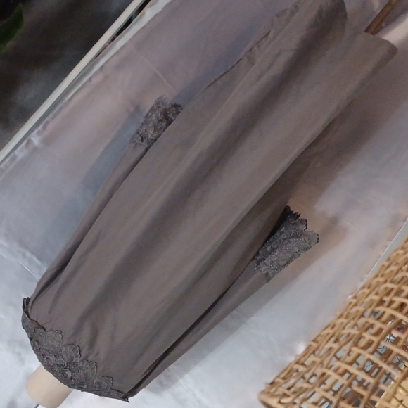 Highgate Manor Decorative Robe - Picture 5 of 6